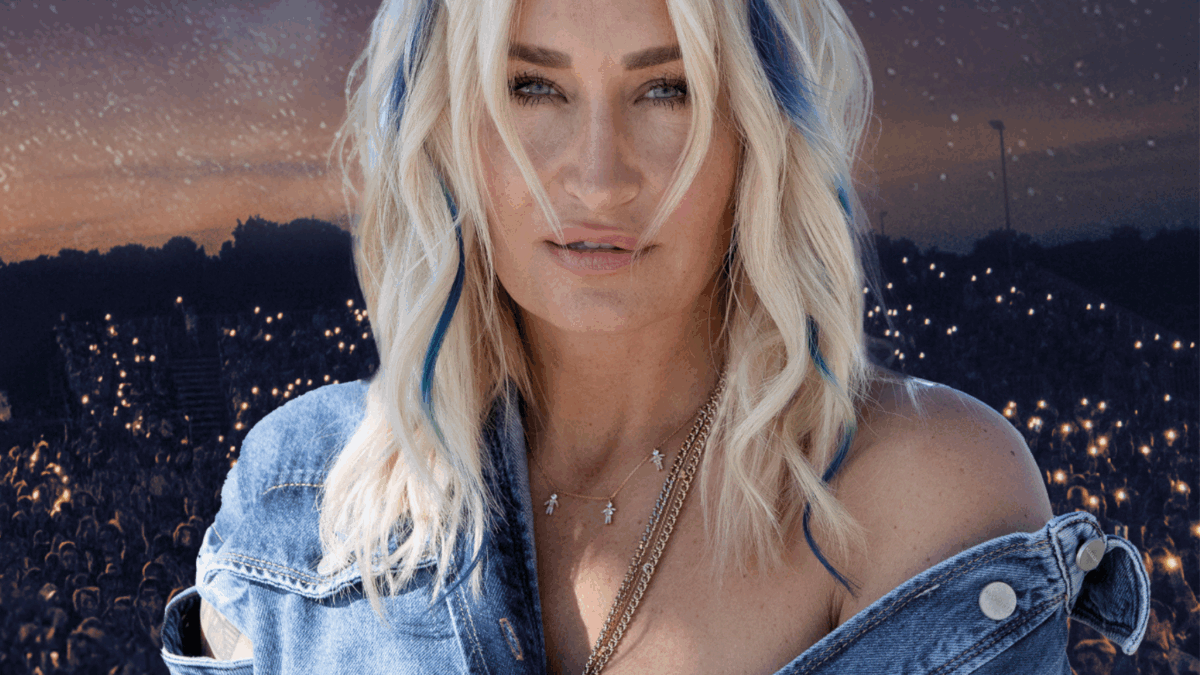 Sängerin Sarah Connor mit blauer Strähne und Nachhimmel im Hintergrund