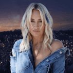 Sängerin Sarah Connor mit blauer Strähne und Nachhimmel im Hintergrund